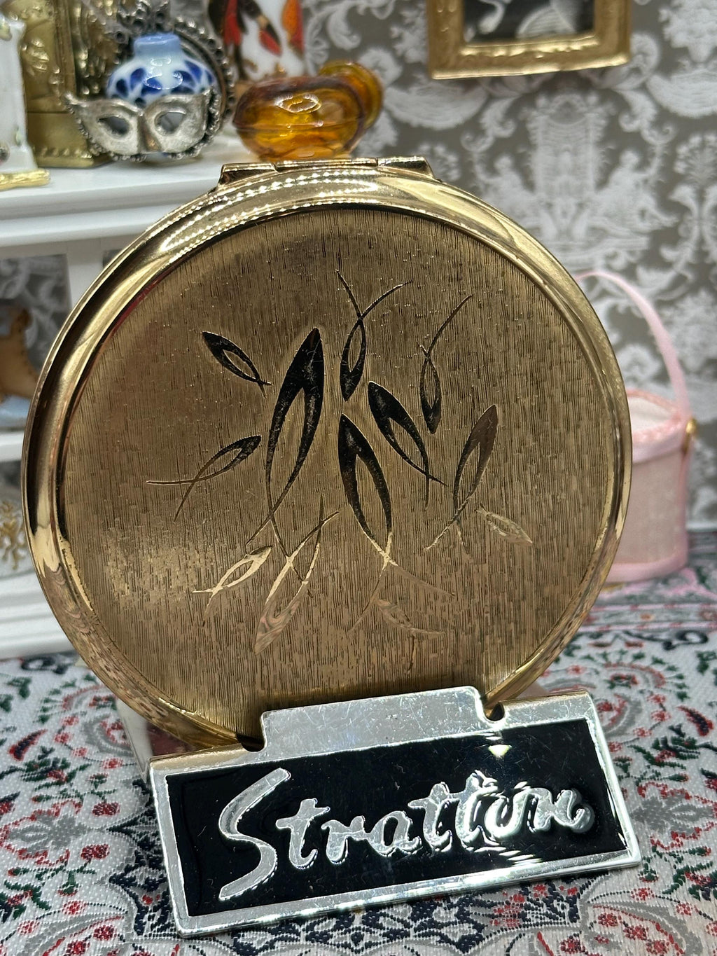 Vintage Stratton Gold Leaf Powder Compact – Classic Design
