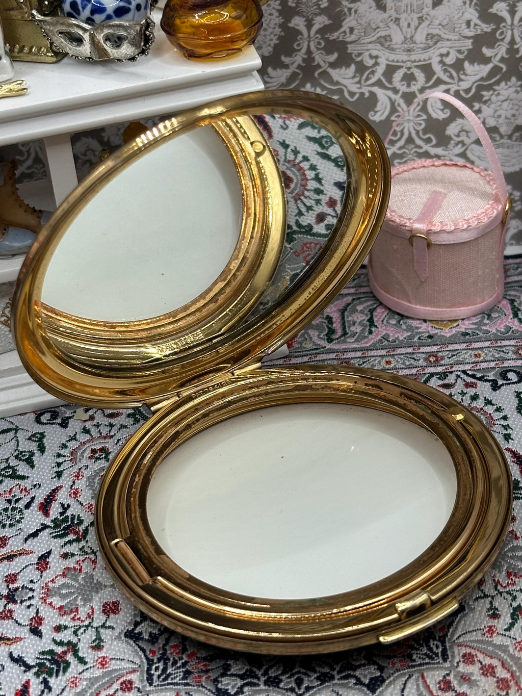Vintage Stratton Gold Leaf Powder Compact – Classic Design