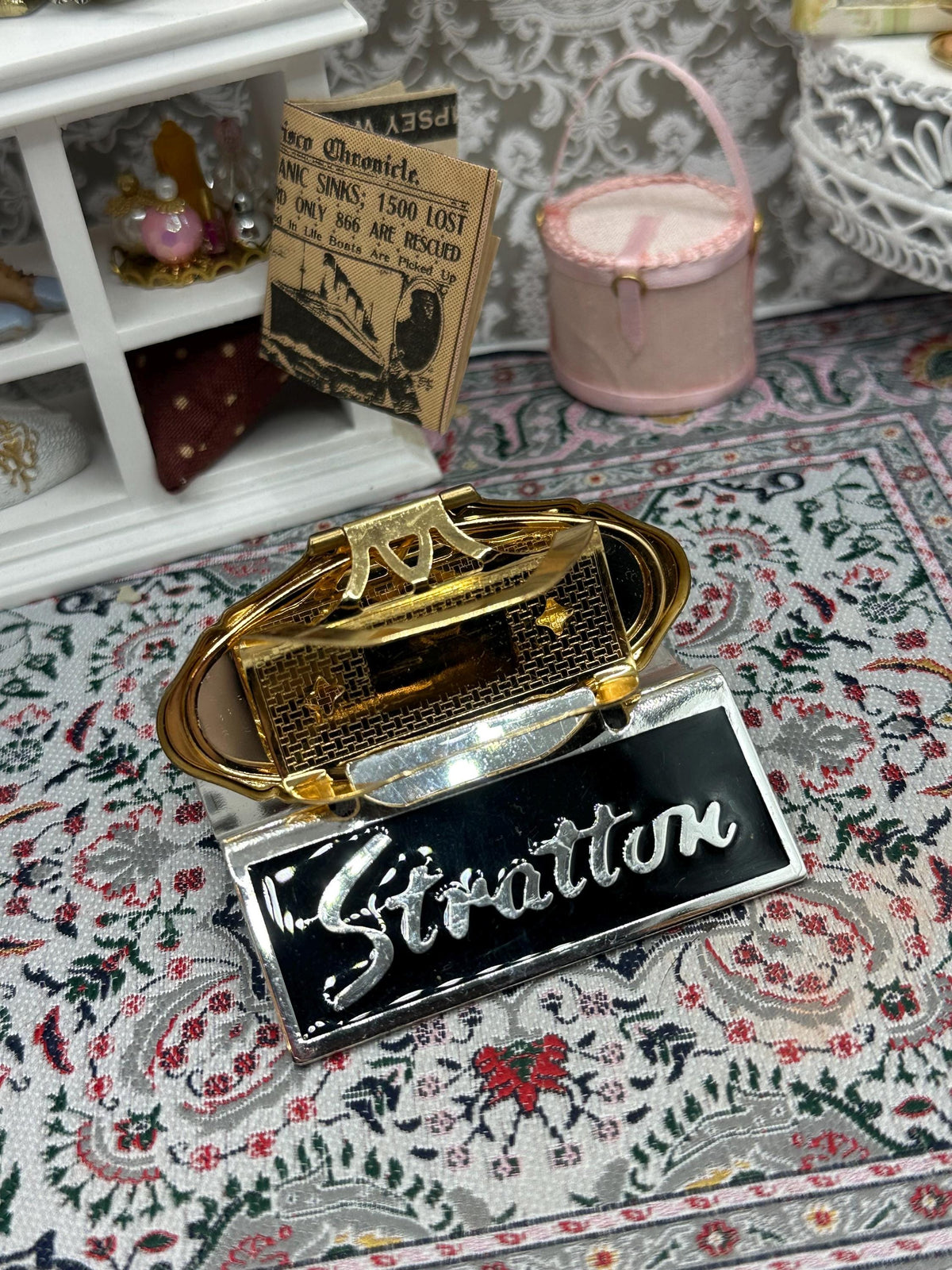 Vintage Stratton Lip-View Lipstick Holder – White Enamel Gold Christmas Tree