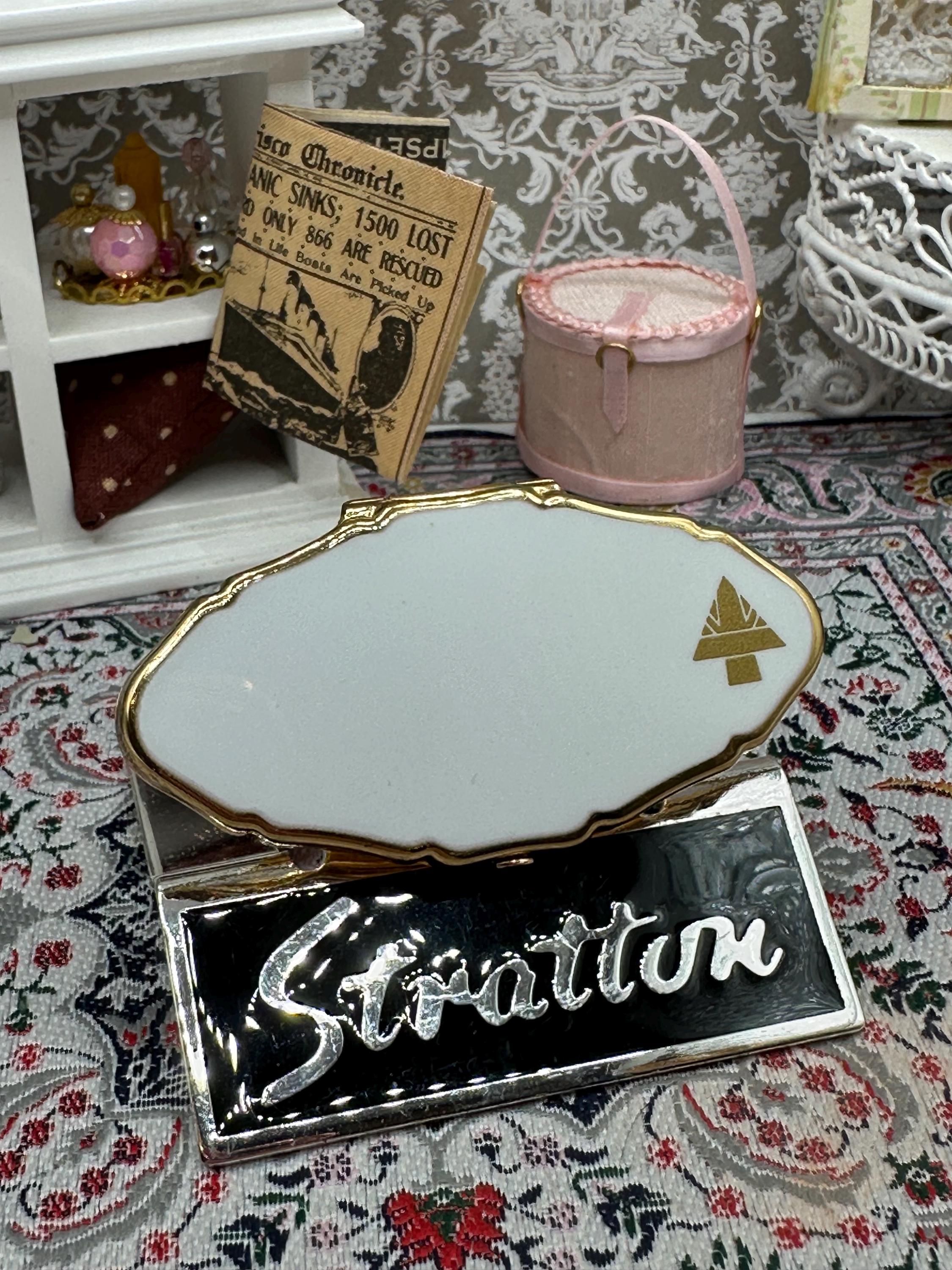 Vintage Stratton Lip-View Lipstick Holder – White Enamel Gold Christmas Tree