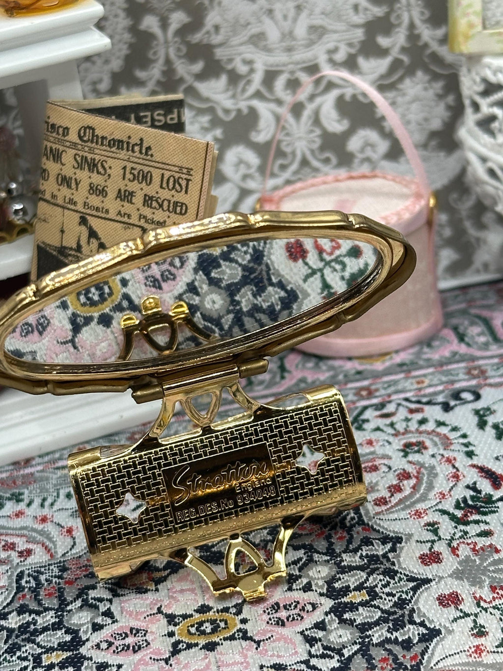 Vintage Stratton Lip-View Lipstick Holder – White Enamel Gold Christmas Tree