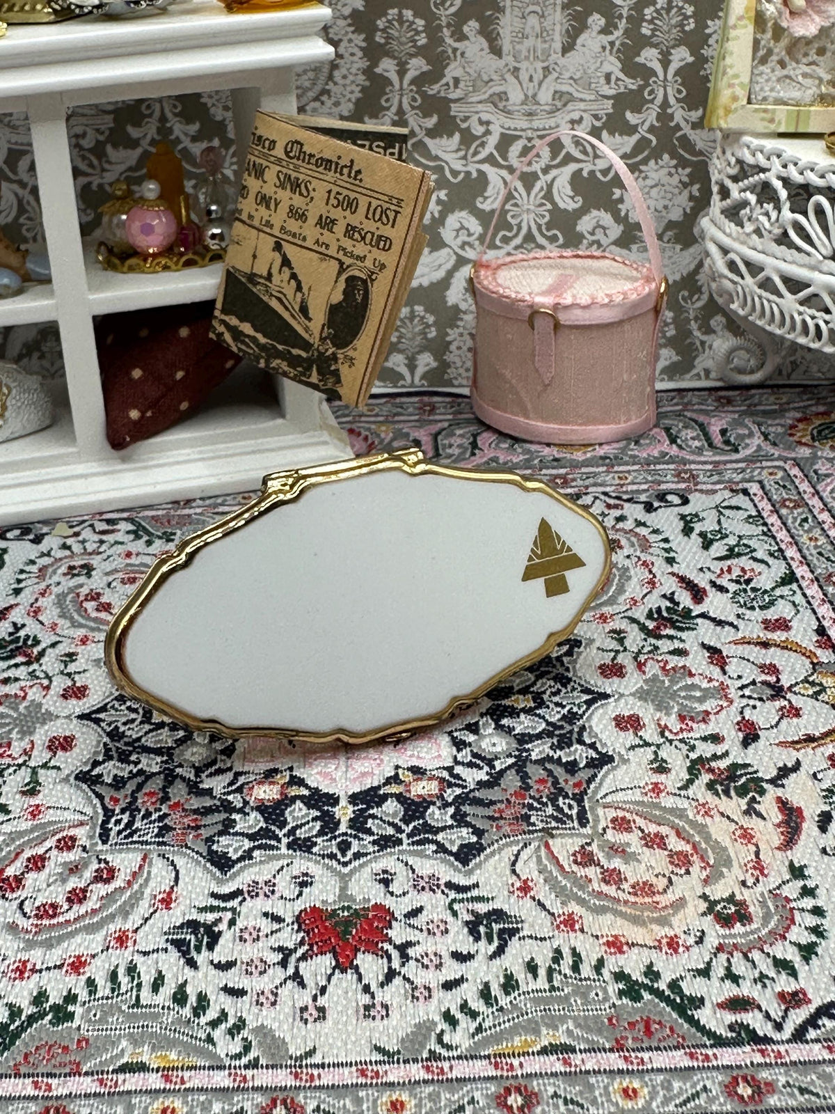 Vintage Stratton Lip-View Lipstick Holder – White Enamel Gold Christmas Tree