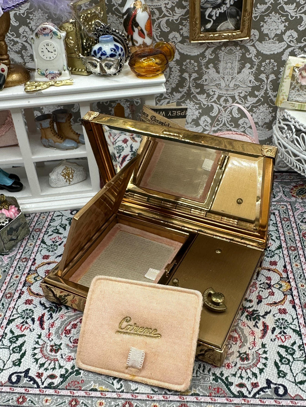 Carene Reuge Ste-Croix Swiss Musical Compact – Plays ‘The Blue Danube’, Black & Gold, Vintage Vanity
