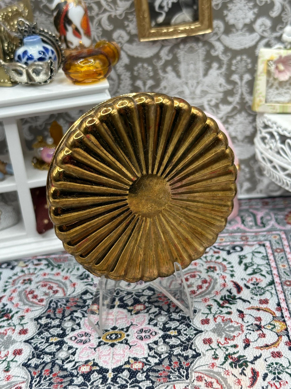 Mimosa Powder Compact Vintage Leaf Design Gold Tone Retro Collectable Makeup Accessory