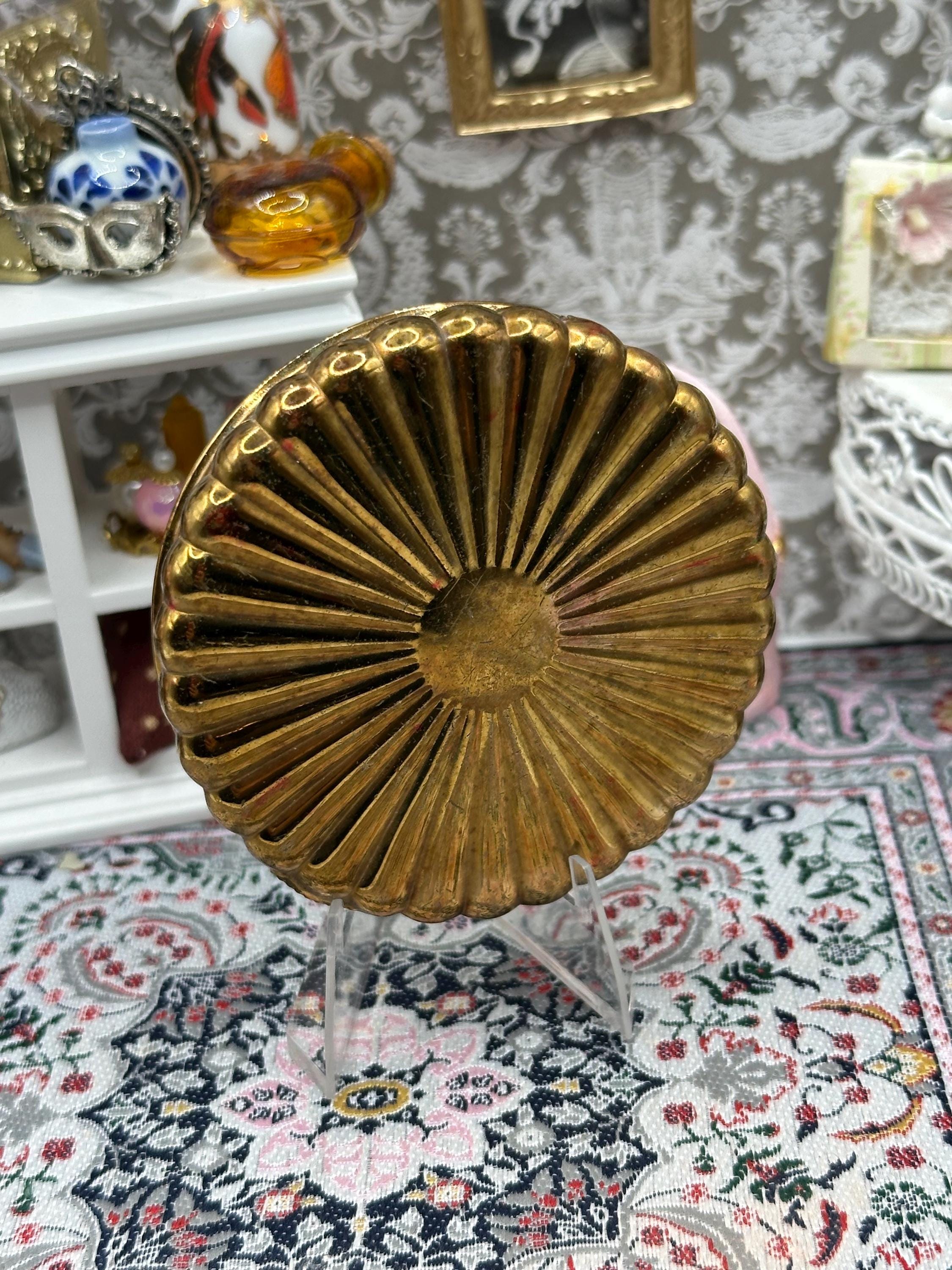 Mimosa Powder Compact Vintage Leaf Design Gold Tone Retro Collectable Makeup Accessory