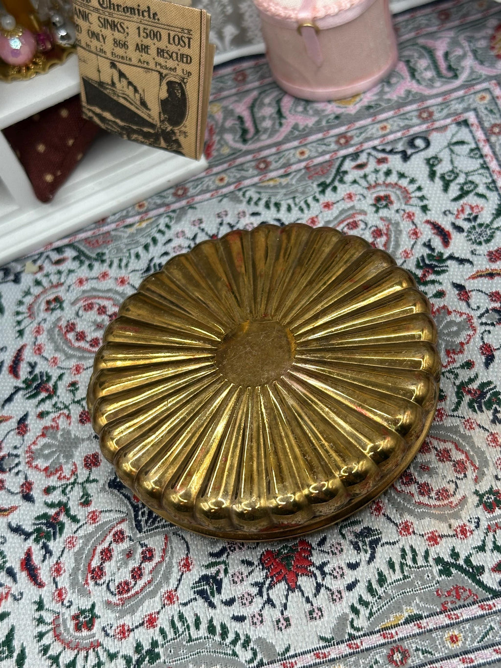 Mimosa Powder Compact Vintage Leaf Design Gold Tone Retro Collectable Makeup Accessory