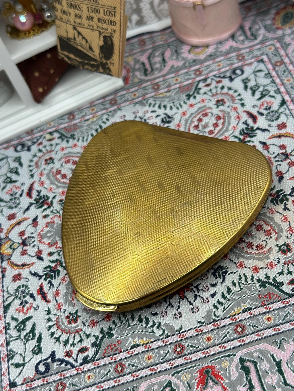 Kigu Cherie Heart Shaped Powder Compact Gold Tone Floral Engraved Vintage Collectable
