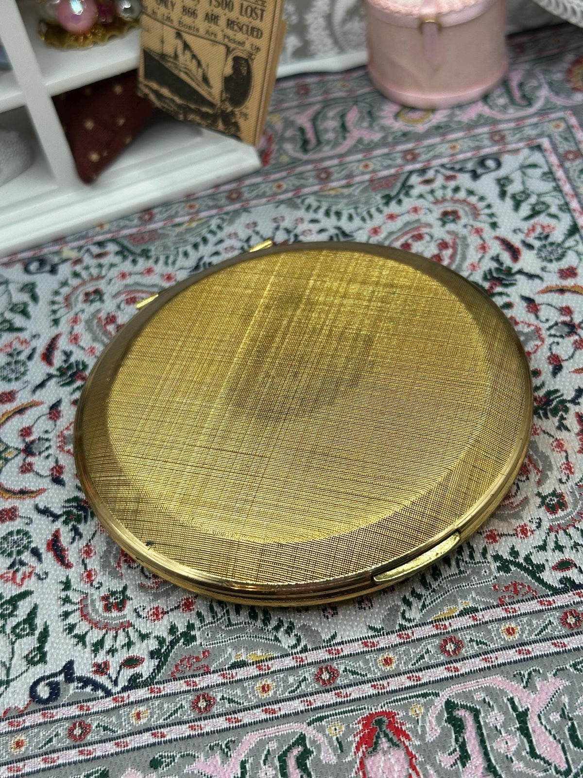 Kigu Powder Compact Floral Gold Tone Vintage Collectable 8cm