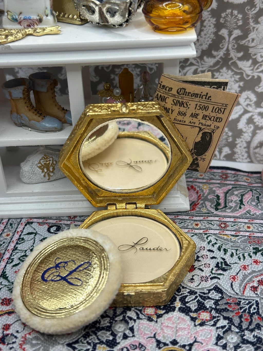 Estée Lauder Royal Enamel Portrait Powder Compact Gold Tone Vintage 1973 Unused 5cm