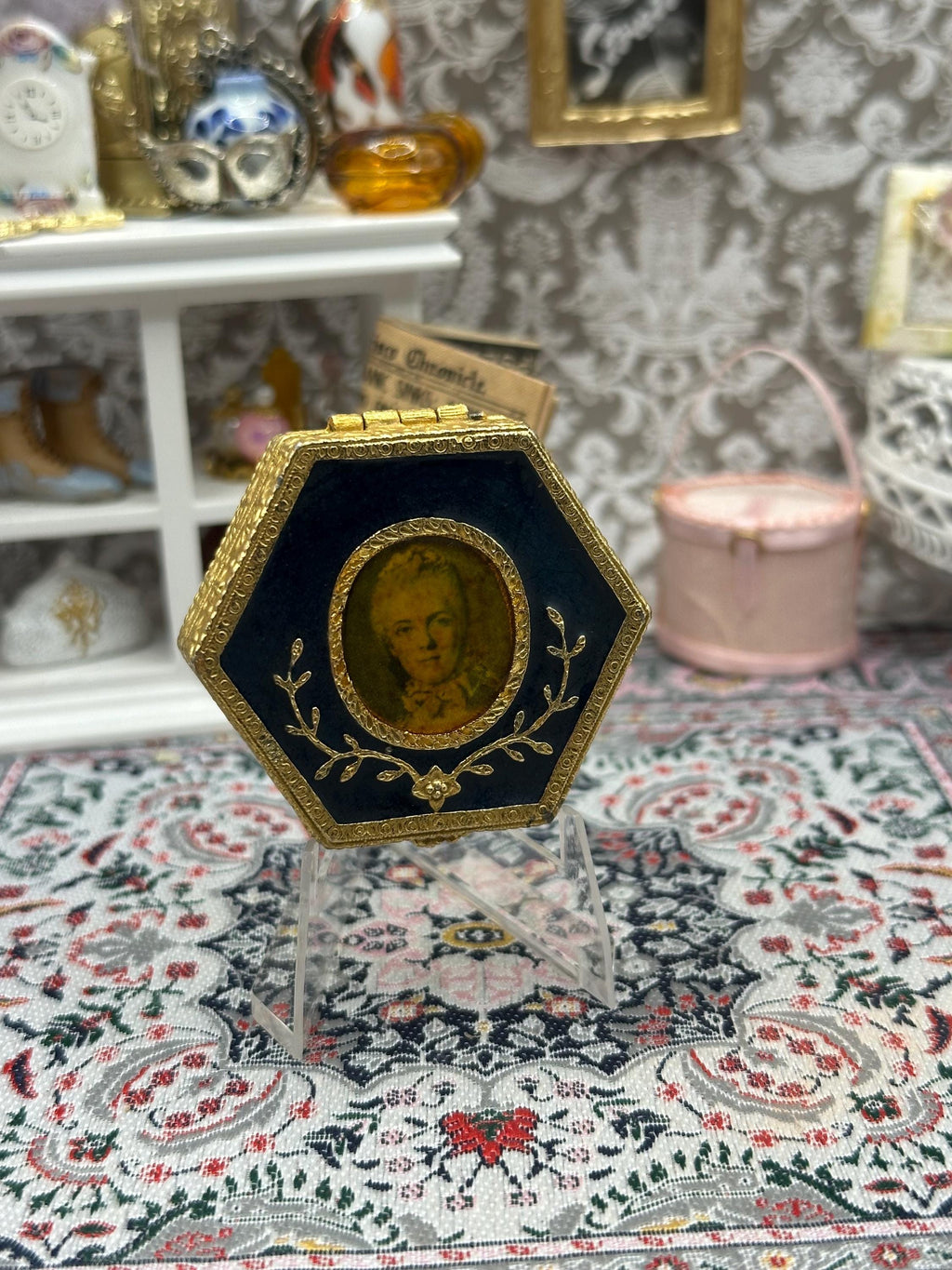 Estée Lauder Royal Enamel Portrait Powder Compact Gold Tone Vintage 1973 Unused 5cm