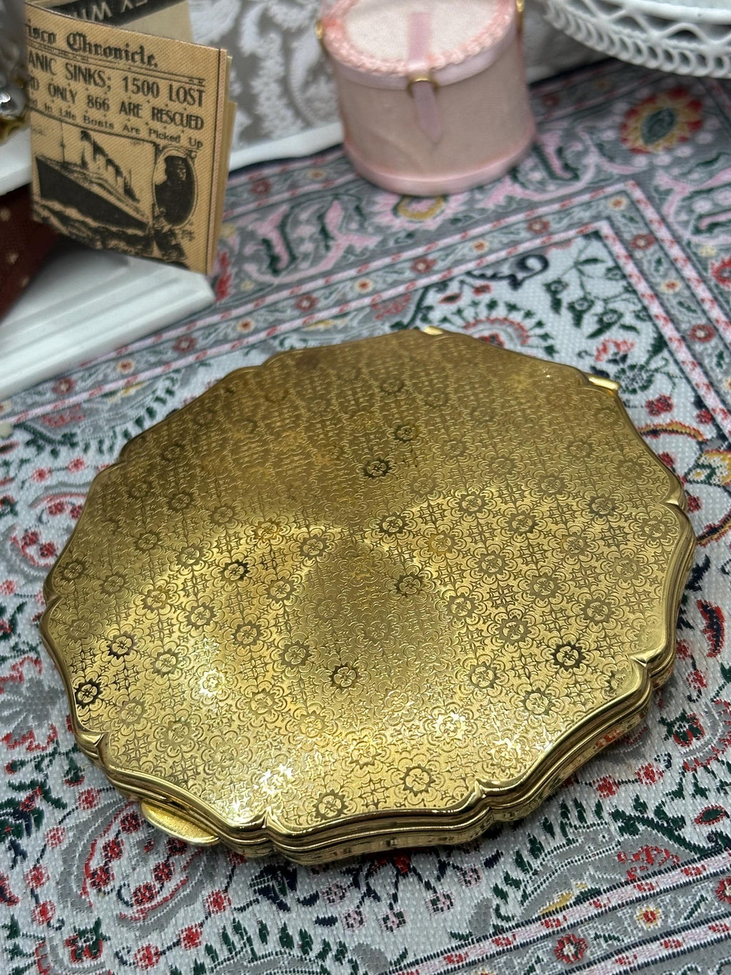 Stratton Powder Compact Gold Tone Floral Scalloped Edge Vintage Unused 8.5cm