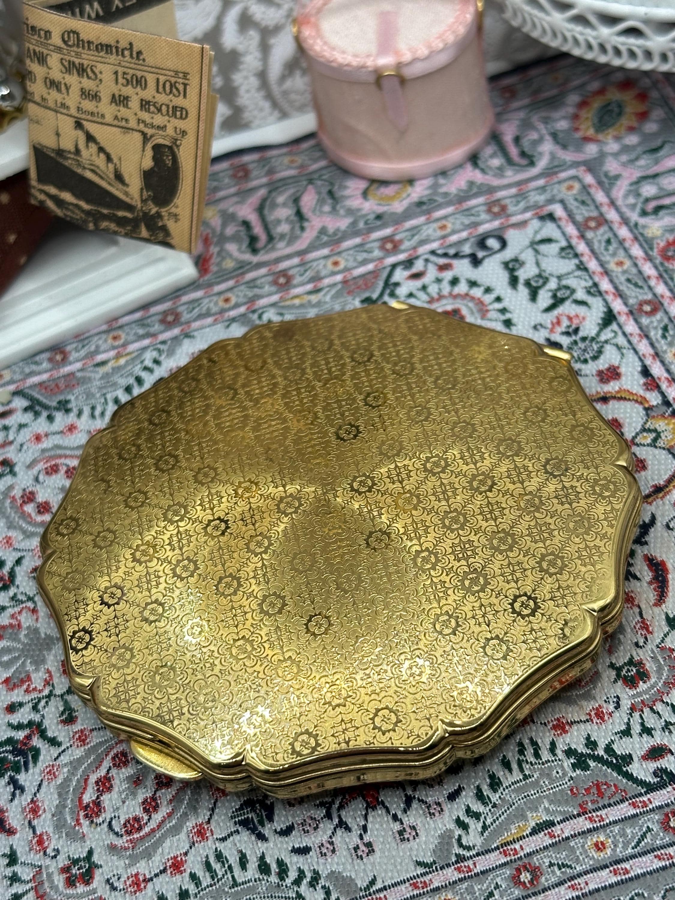 Stratton Powder Compact Gold Tone Floral Scalloped Edge Vintage Unused 8.5cm
