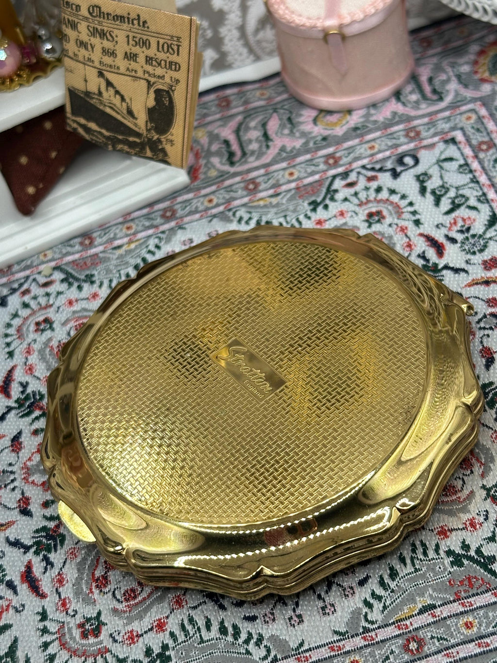 Stratton Powder Compact Gold Tone Floral Scalloped Edge Vintage Unused 8.5cm