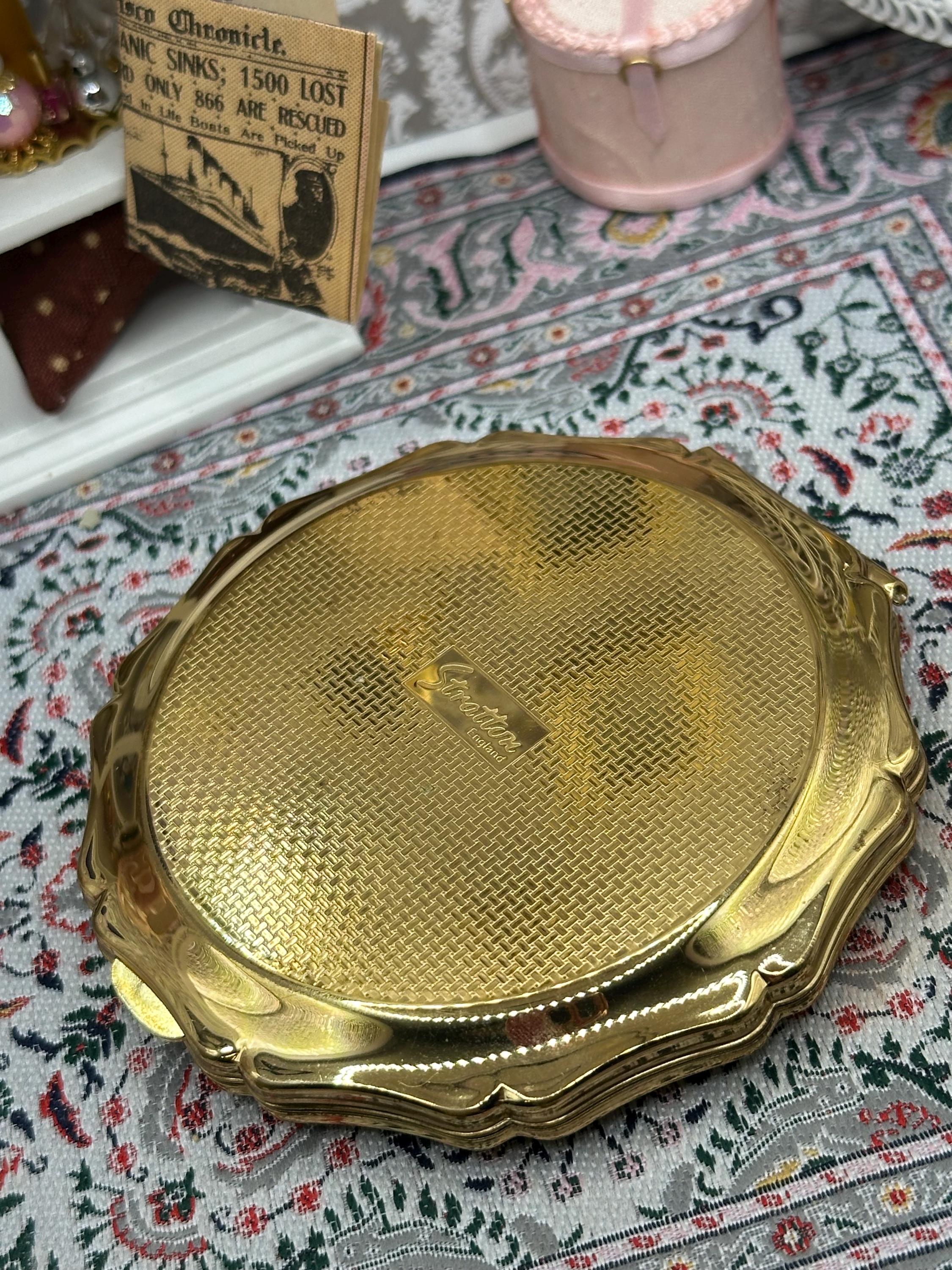 Stratton Powder Compact Gold Tone Floral Scalloped Edge Vintage Unused 8.5cm