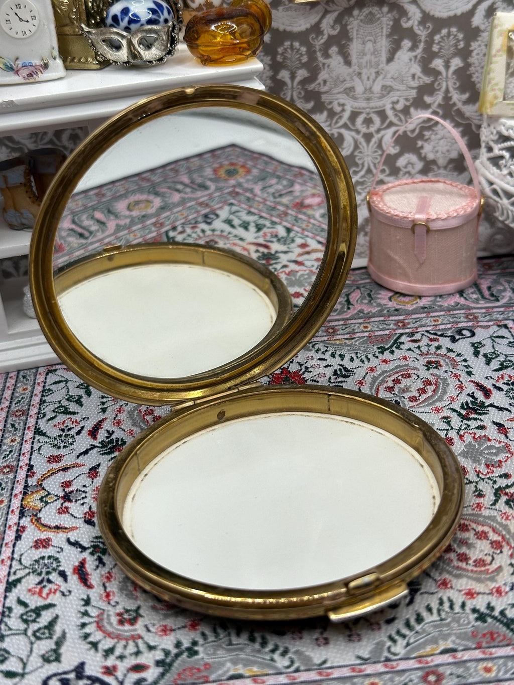 Stratton powder compact poppy motif gold tone 1970s floral vanity accessory