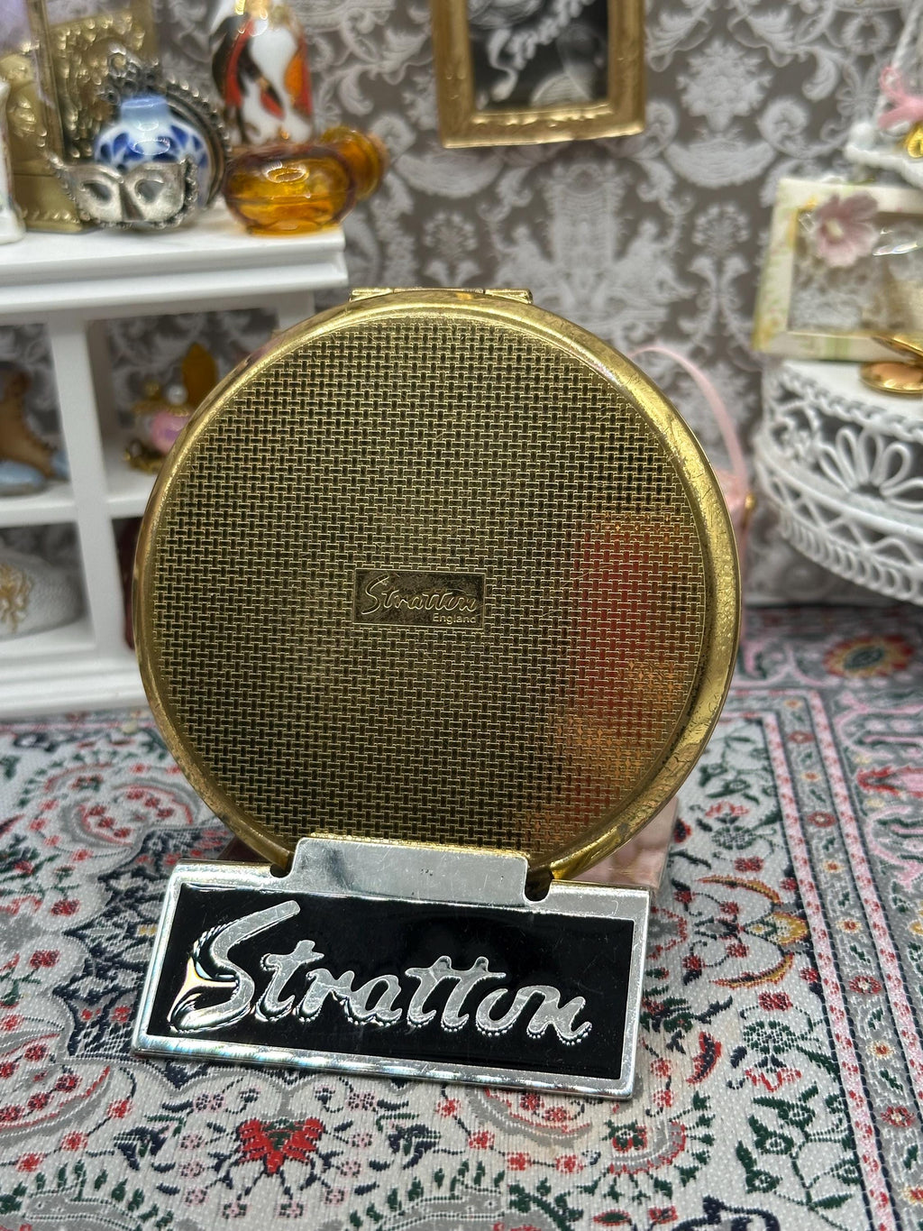 Stratton powder compact poppy motif gold tone 1970s floral vanity accessory