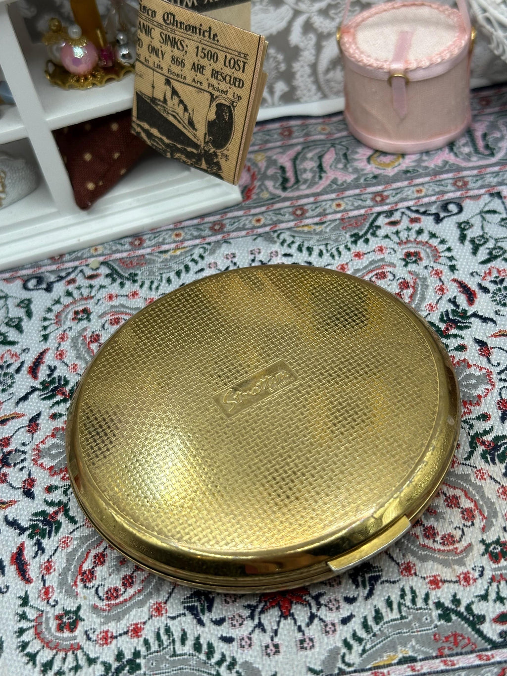 Stratton powder compact poppy motif gold tone 1970s floral vanity accessory