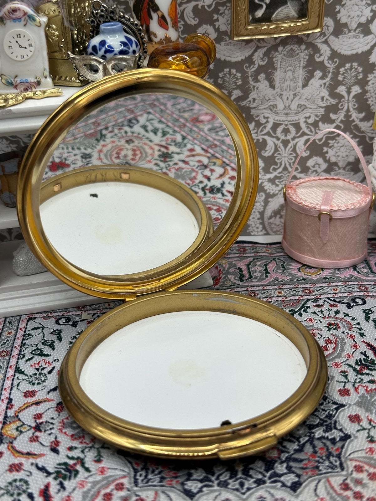 Mascot powder compact cream enamel porcelain flower insert 1950s gold tone vintage accessory