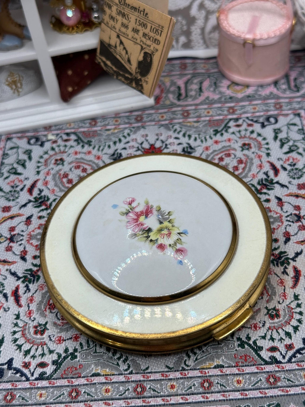Mascot powder compact cream enamel porcelain flower insert 1950s gold tone vintage accessory