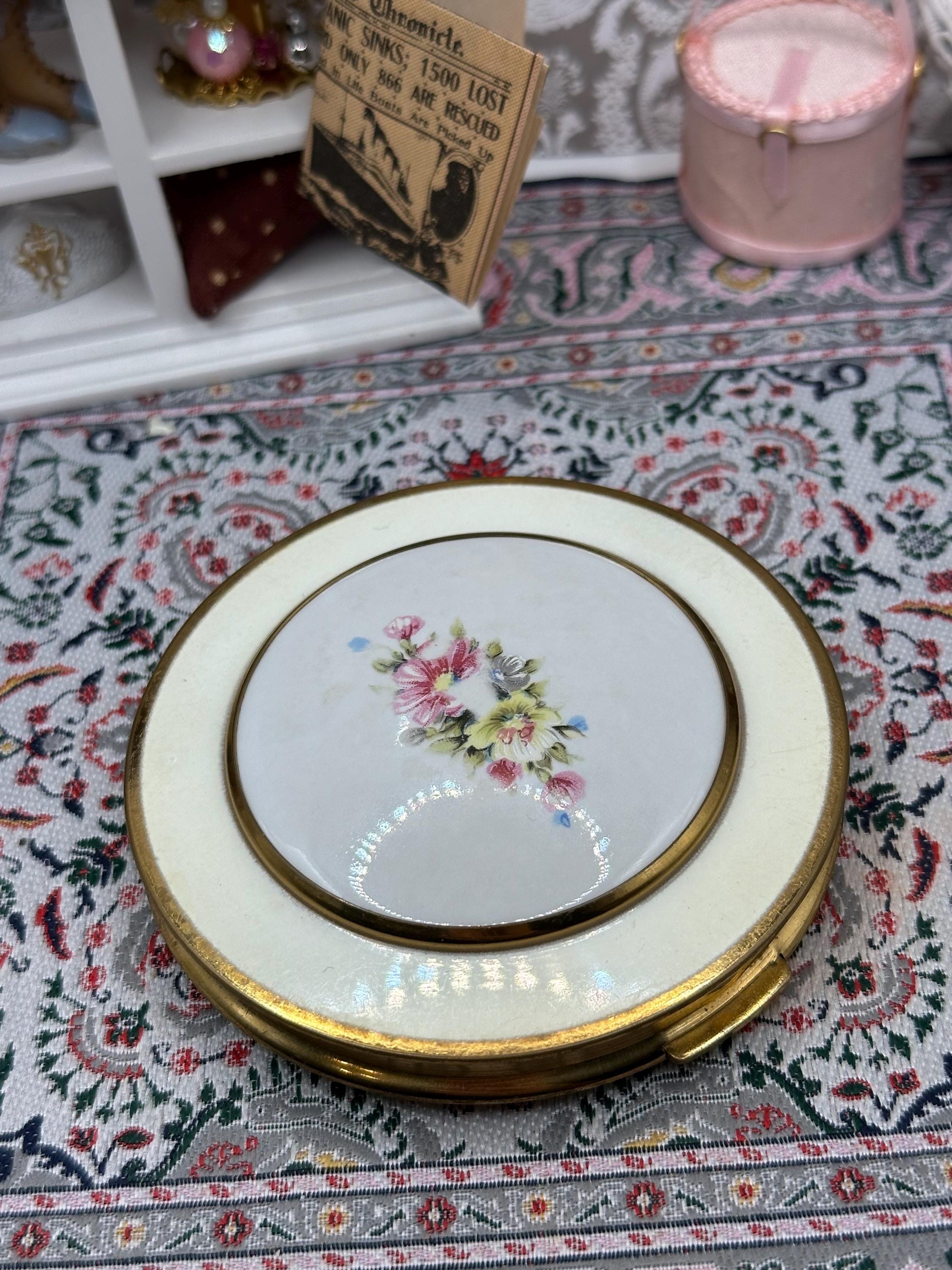 Mascot powder compact cream enamel porcelain flower insert 1950s gold tone vintage accessory
