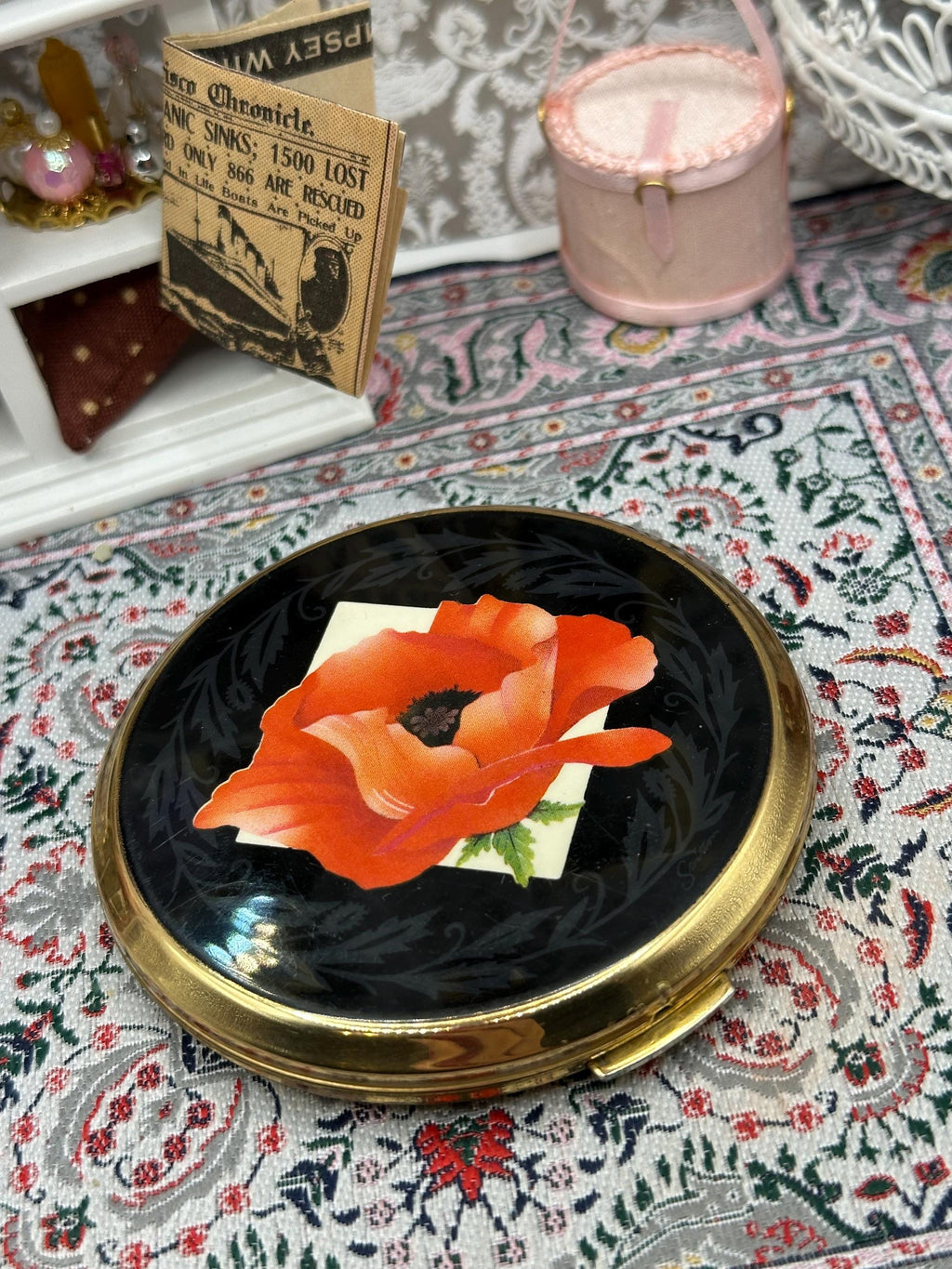 Stratton powder compact poppy motif gold tone 1970s floral vanity accessory