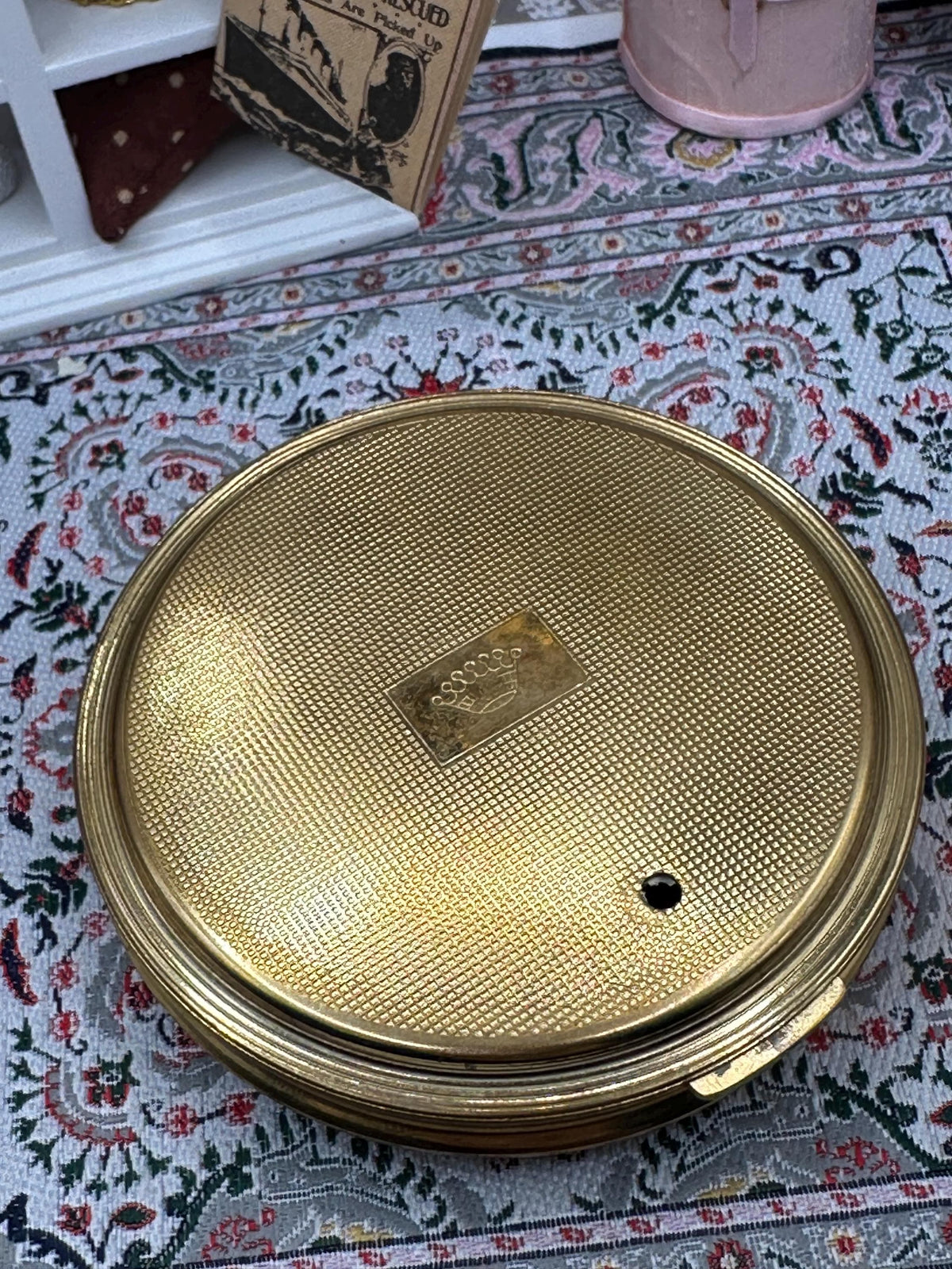 Mascot powder compact cream enamel porcelain flower insert 1950s gold tone vintage accessory