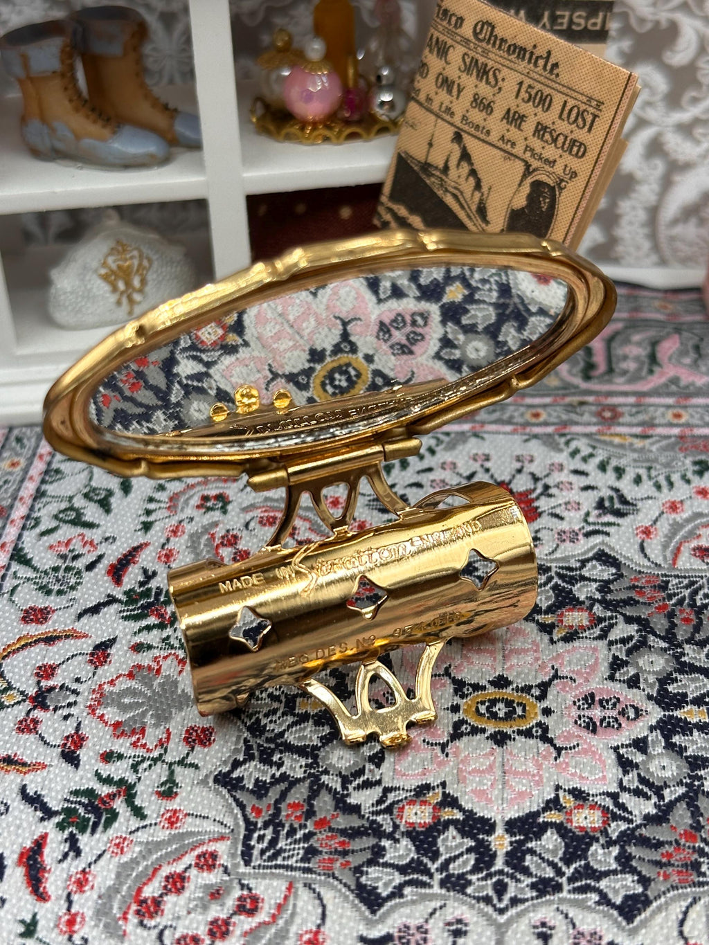 Stratton Lip View Gold Tone Leaf Design Lipstick Mirror Vintage Vanity 6cm