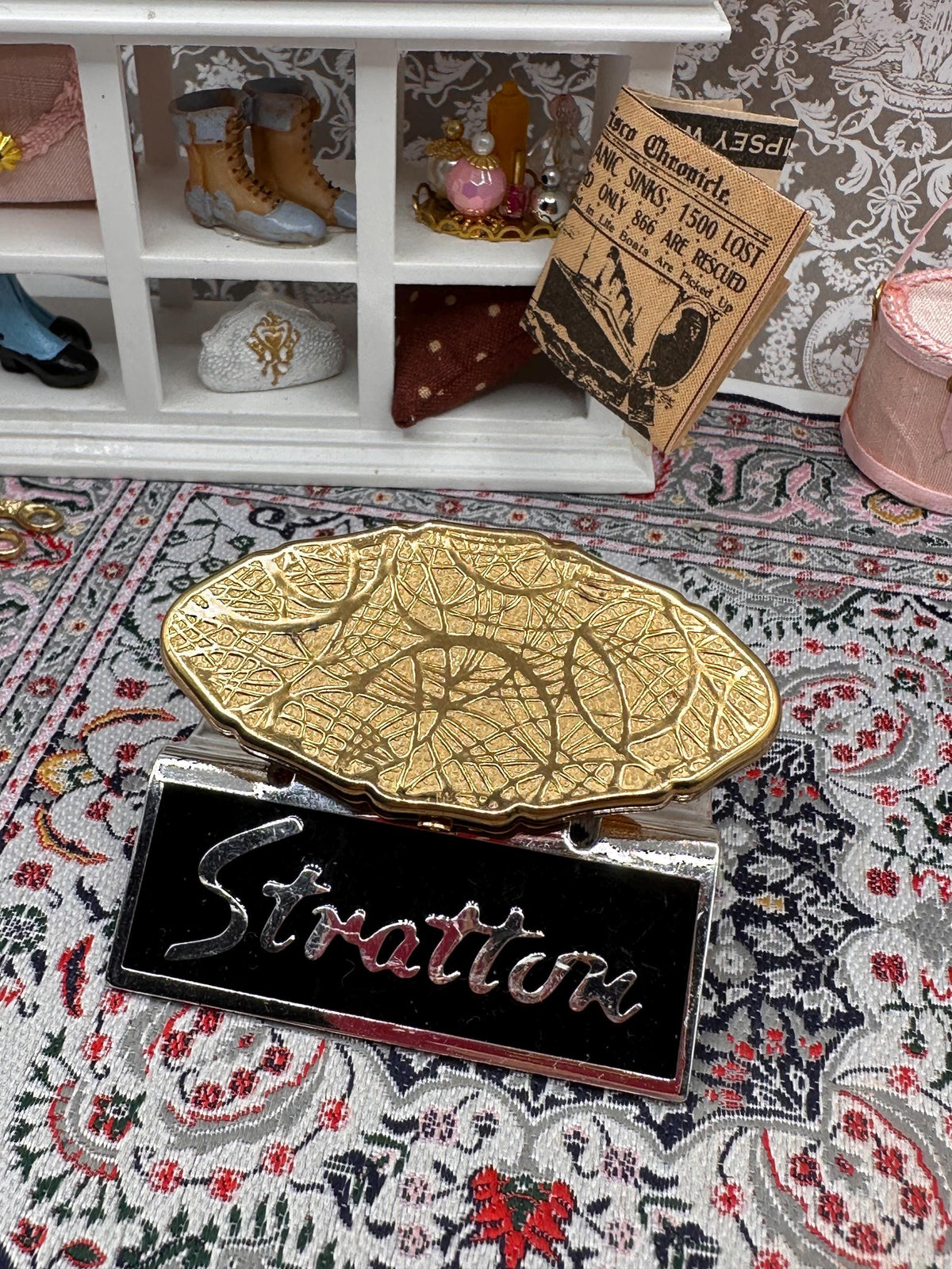 Stratton Lip View Gold Tone Leaf Design Lipstick Mirror Vintage Vanity 6cm