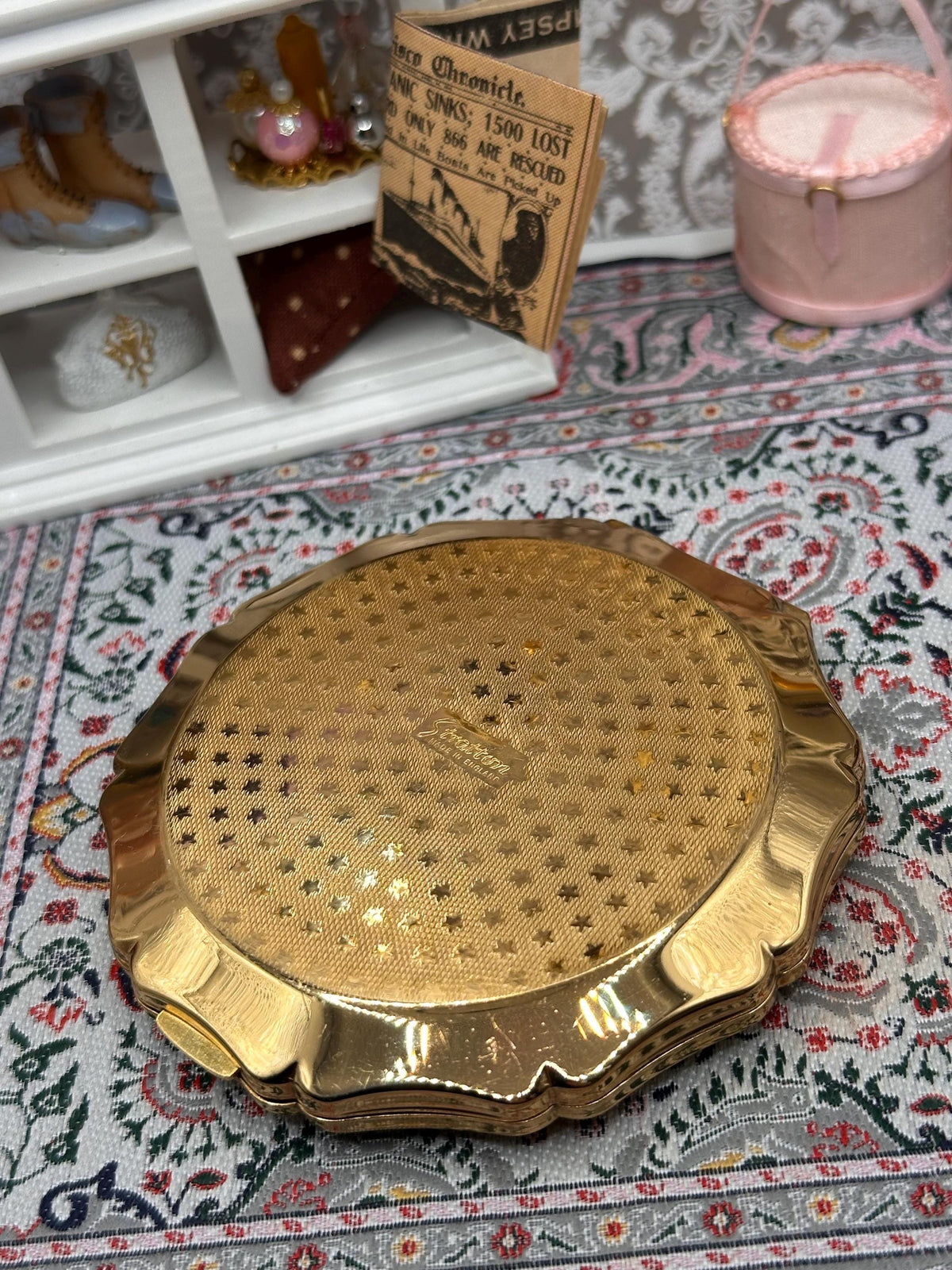 Stratton Starburst Gold Tone Powder Compact 1950s