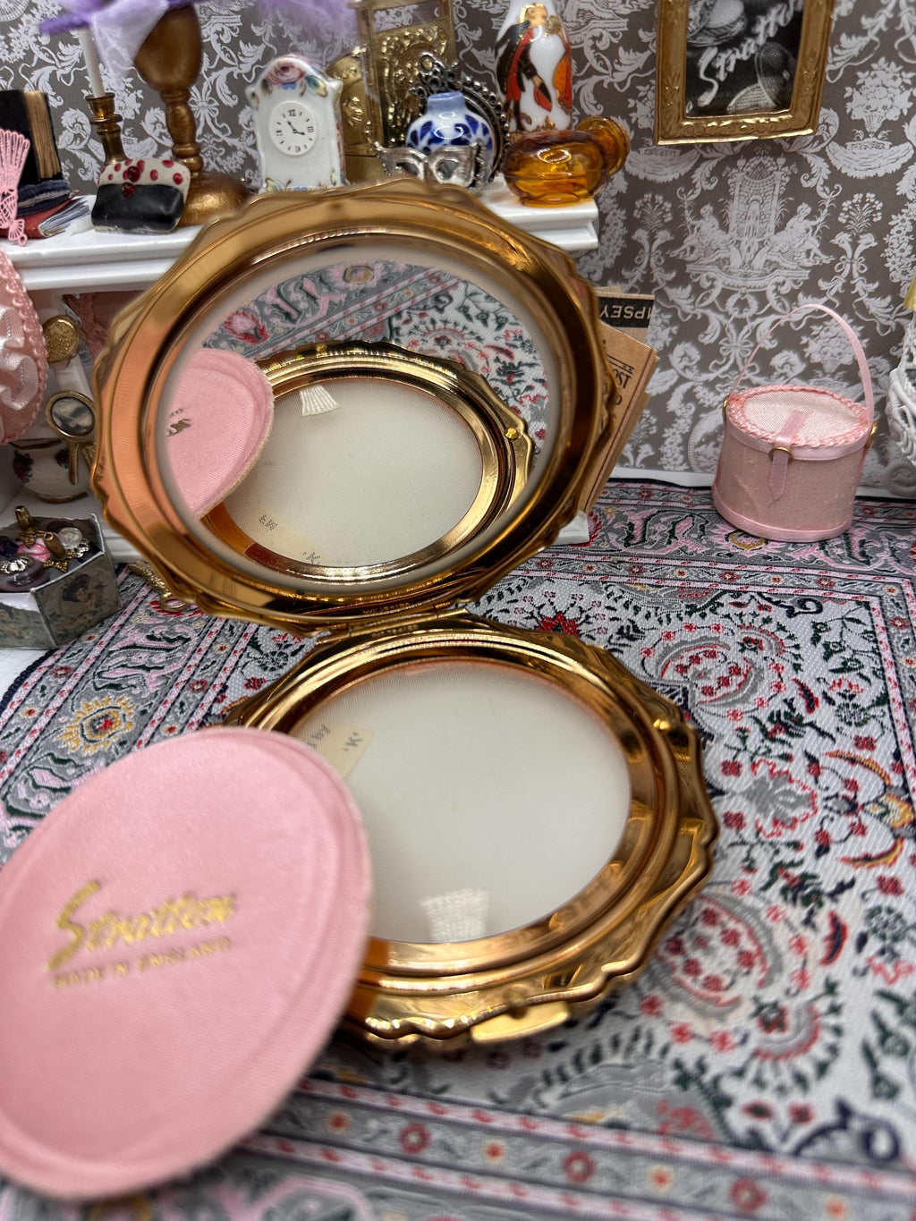 Stratton Starburst Gold Tone Powder Compact 1950s