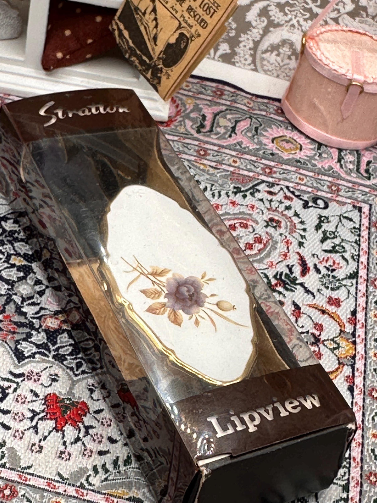 Vintage Stratton Lipview Compact Mirror: White Floral Enamel, Gold Tone, Boxed