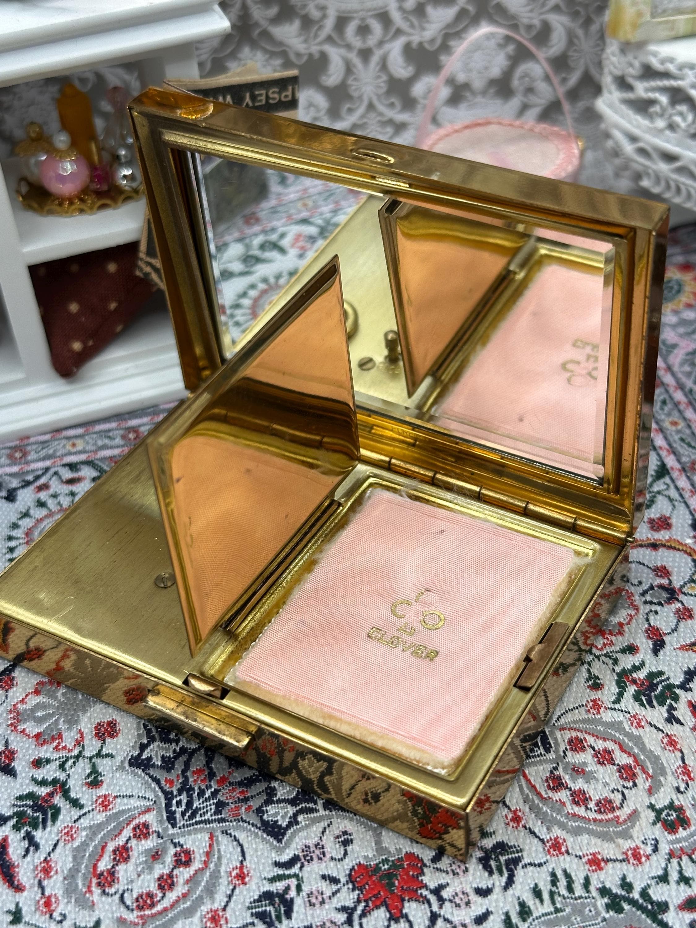 Vintage Clover Musical Compact: Mother of Pearl Abalone Inlay, Made in England