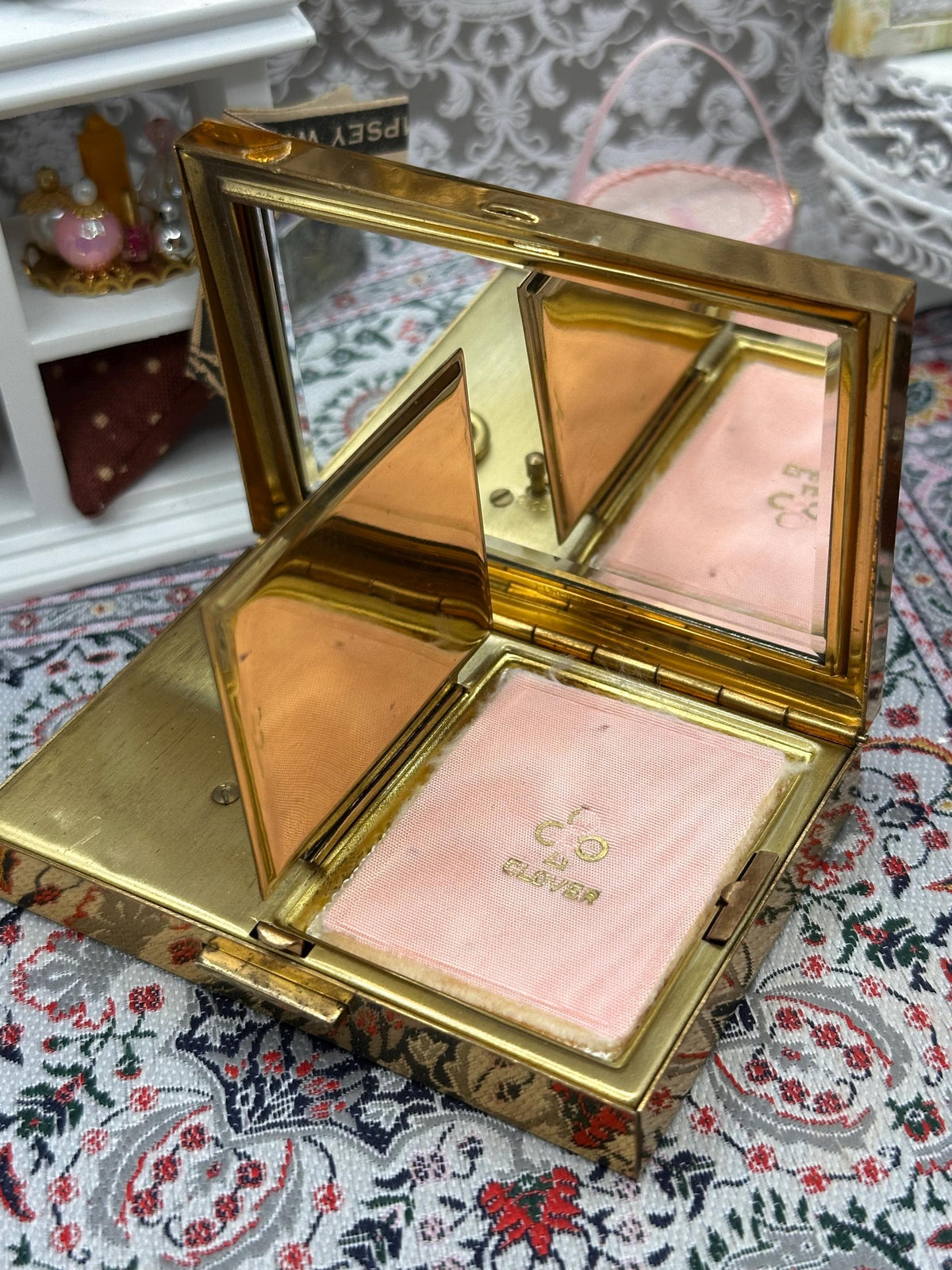 Vintage Clover Musical Compact: Mother of Pearl Abalone Inlay, Made in England