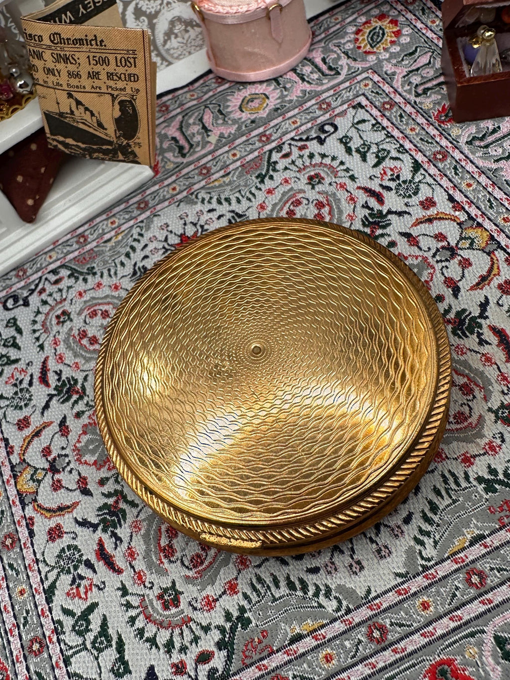 Vintage 1950s Gold Tone Powder Compact: Courting Scene Silk Lid