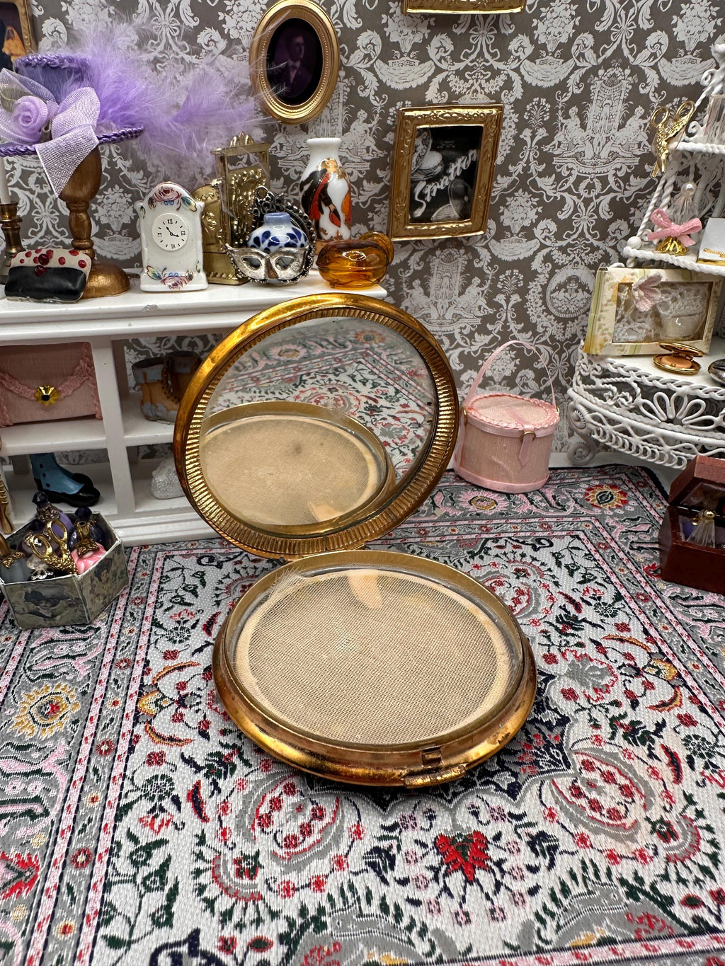 Vintage 1950s Gold Tone Powder Compact: Courting Scene Silk Lid