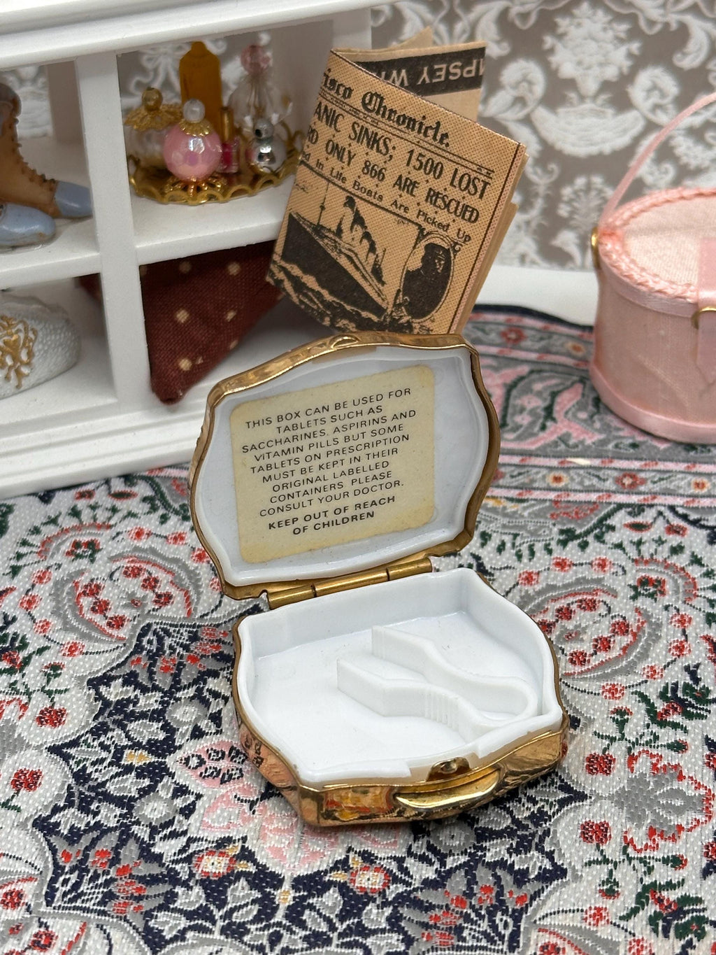 Vintage Stratton Mini Pill Box – Floral Ceramic Lid – Gold Tone – With Original Box