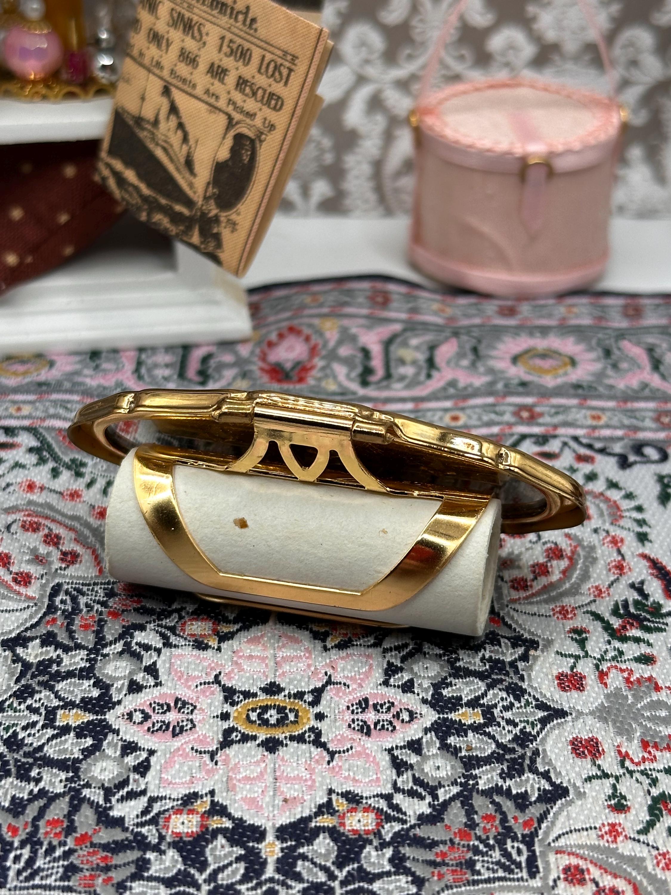 Vintage Stratton Lipview Compact Mirror: White Floral Enamel, Gold Tone, Boxed