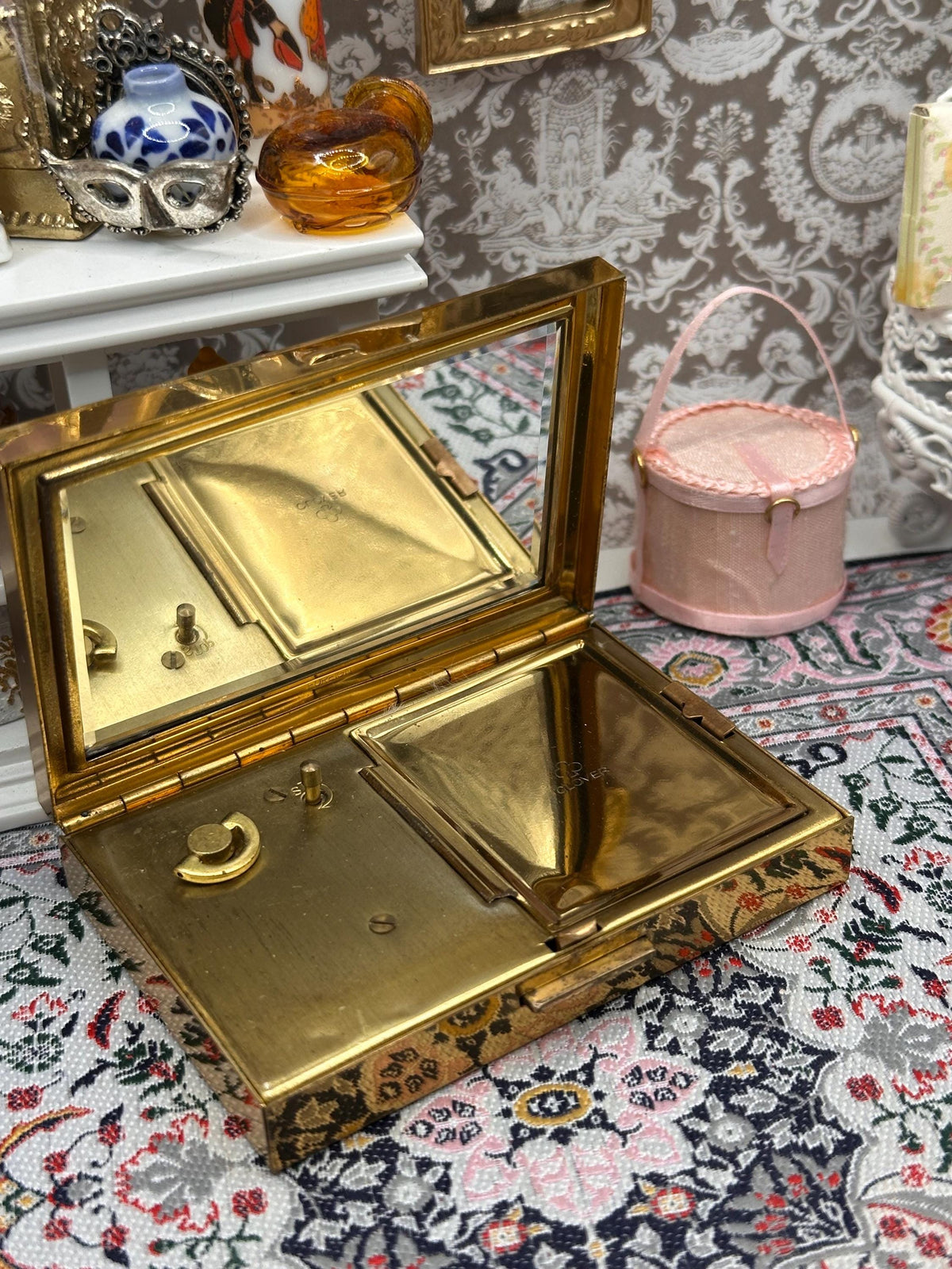 Vintage Clover Musical Compact: Mother of Pearl Abalone Inlay, Made in England