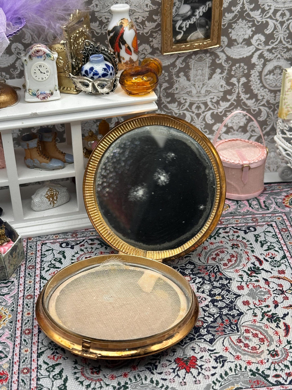 Vintage 1950s Gold Tone Powder Compact: Courting Scene Silk Lid