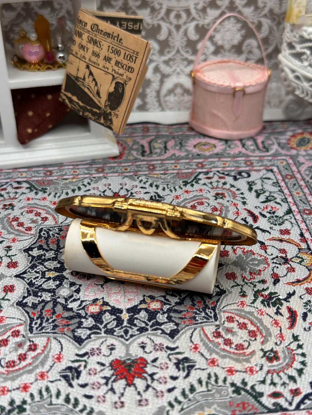 Vintage Stratton Lip View Compact 6cm – Burgundy & White Enamel – Original Box – c.1950s