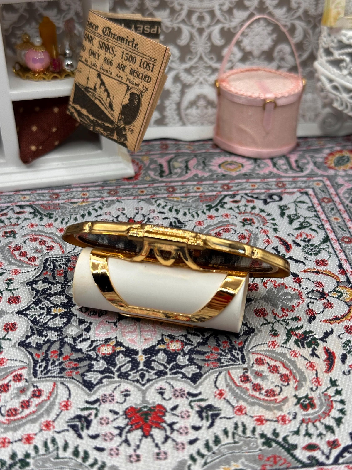 Vintage Stratton Lip View Compact 6cm – Burgundy & White Enamel – Original Box – c.1950s