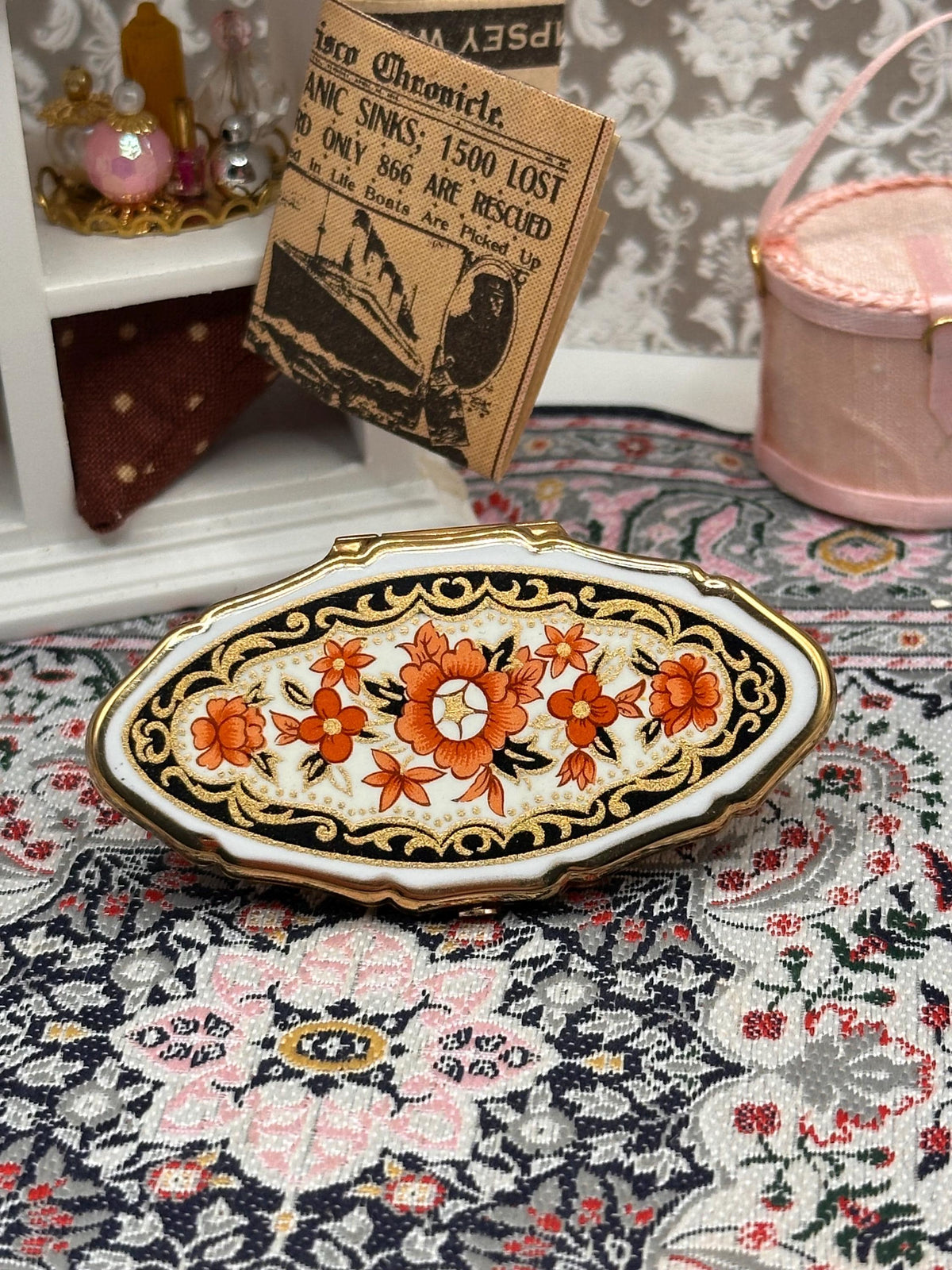 Stratton Lip-View Lipstick Compact – Vintage 1950s Enamel Floral Design – Gold Tone Mirror Lid – 6cm