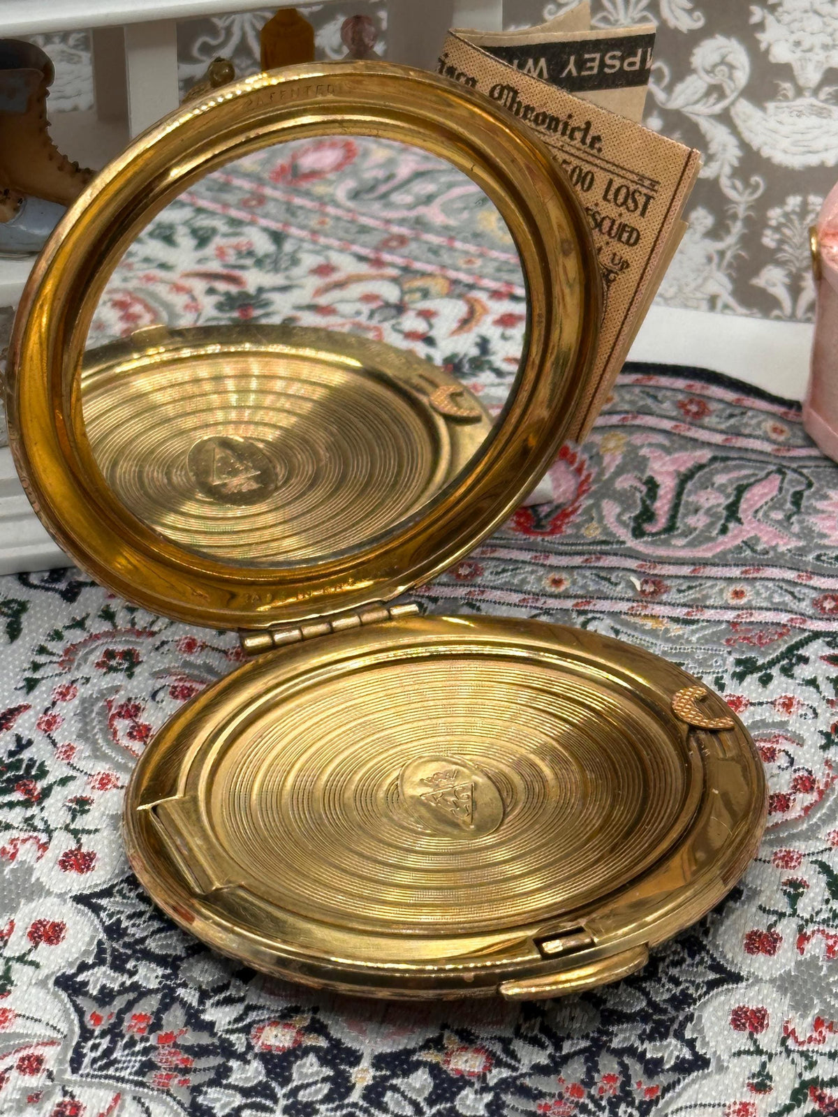 Vintage Kigu Gold Tone Powder Compact – 1950s Engine Turned Design, Made England