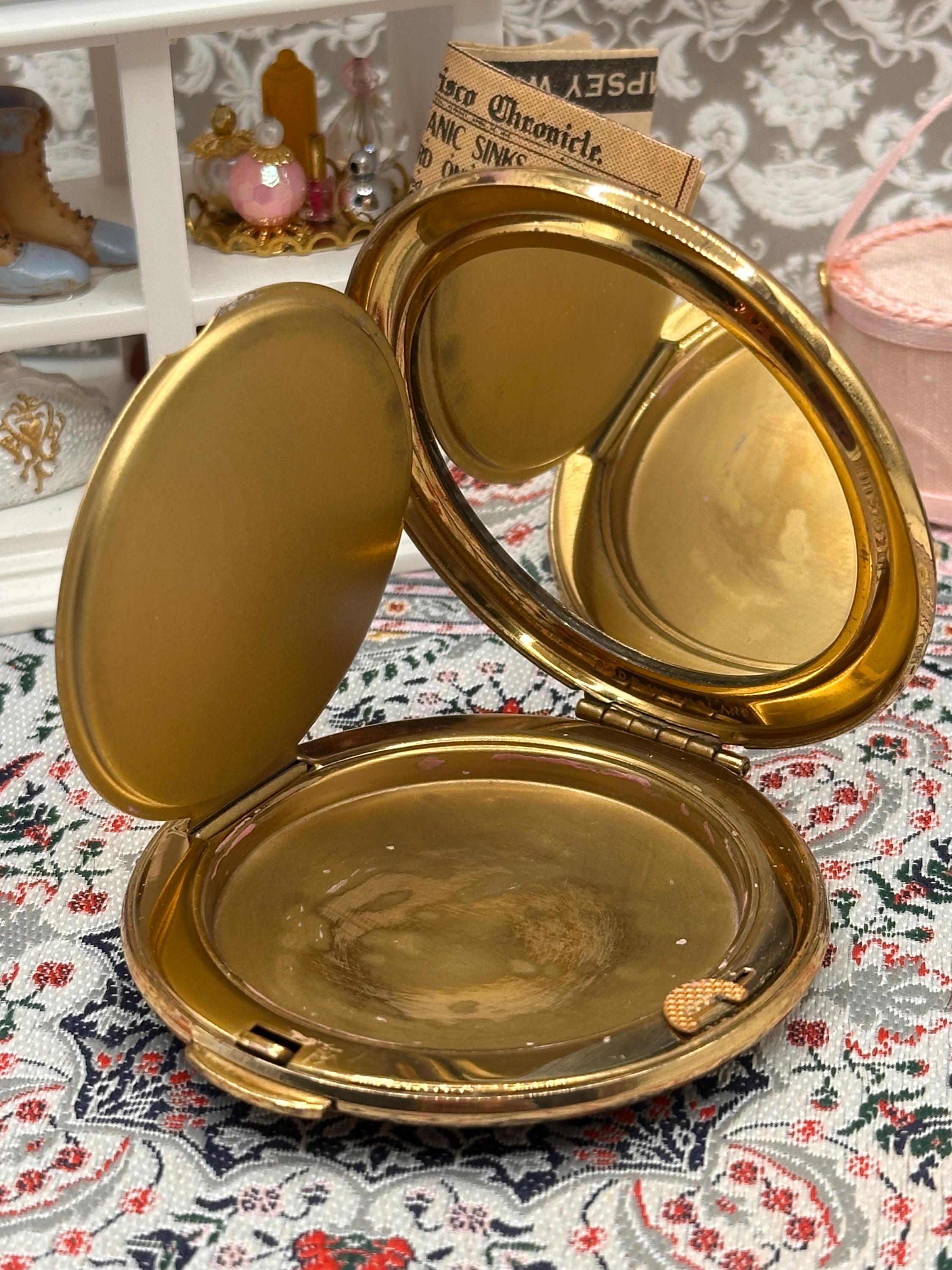 Vintage Kigu Gold Tone Powder Compact – 1950s Engine Turned Design, Made England