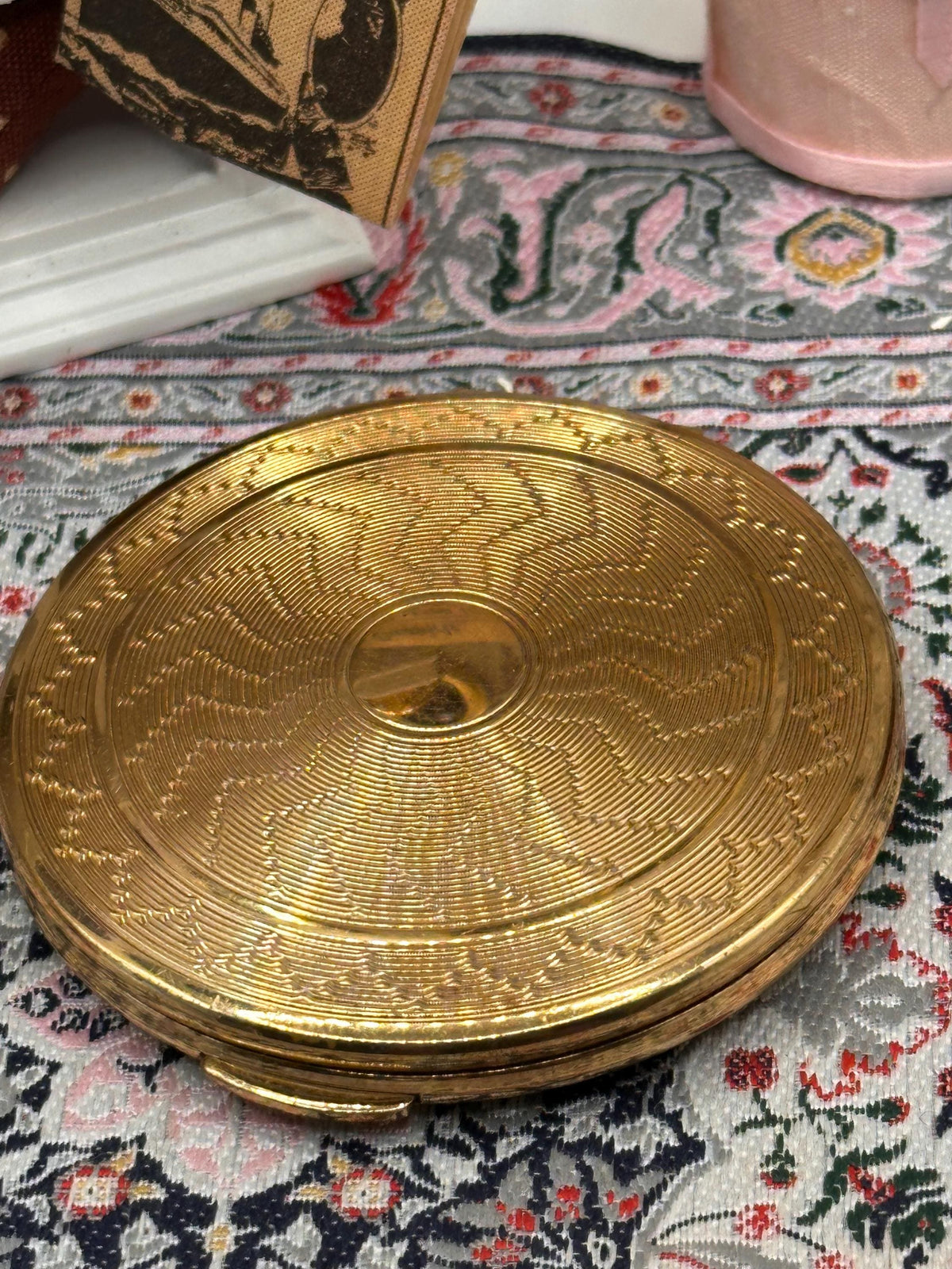Vintage Kigu Gold Tone Powder Compact – 1950s Engine Turned Design, Made England
