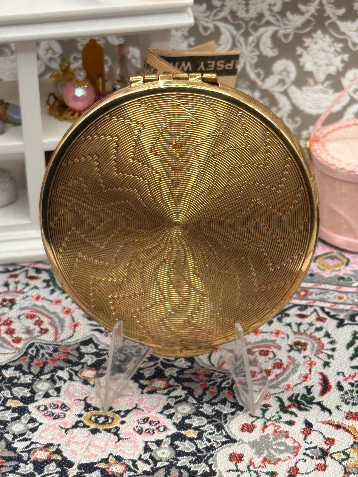 Vintage Kigu Gold Tone Powder Compact – 1950s Engine Turned Design, Made England