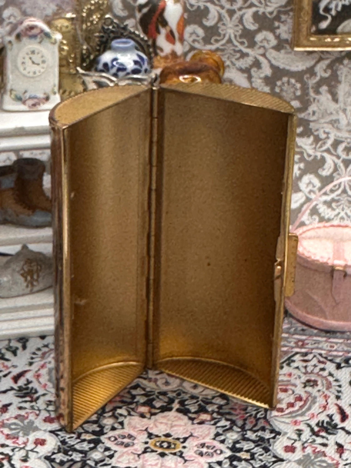 Kigu Art Deco Gold Tone Cigarette Case 9cm – Engine Turned with Decorative Bow Motif – Vintage British 1950s