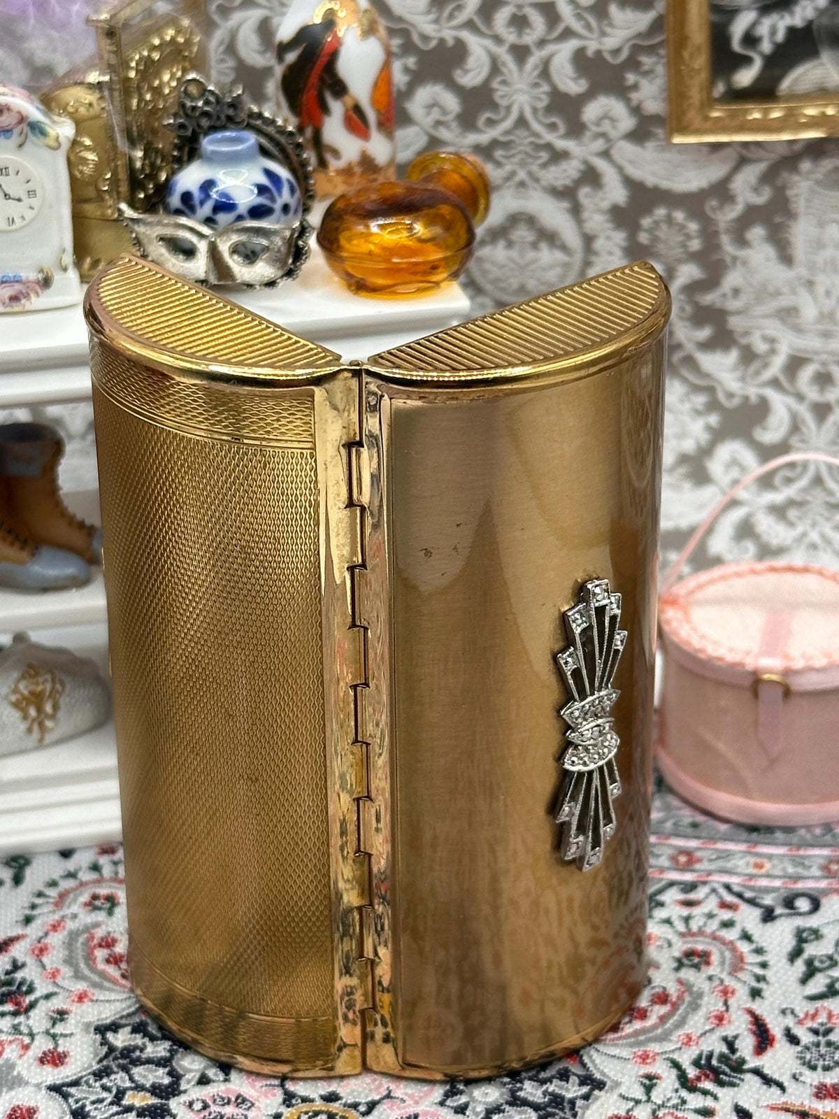 Kigu Art Deco Gold Tone Cigarette Case 9cm – Engine Turned with Decorative Bow Motif – Vintage British 1950s