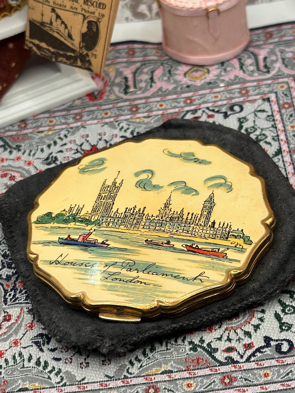 Vintage Stratton Houses of Parliament Powder Compact – Cream Enamel – London Souvenir – c.1950s