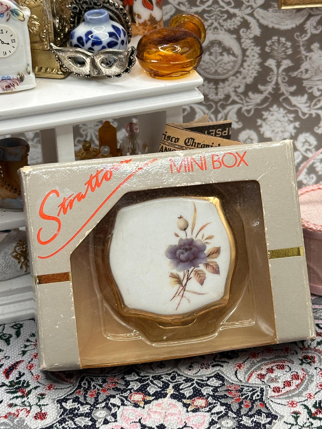 Vintage Stratton Mini Pill Box – Floral Ceramic Lid – Gold Tone – With Original Box